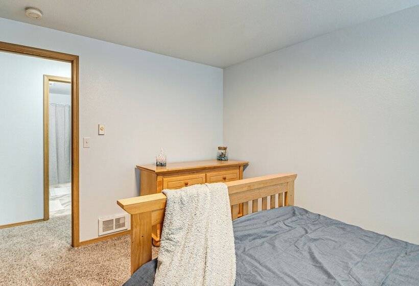 The Crab Shack Westport Home Half Mi To Beach!