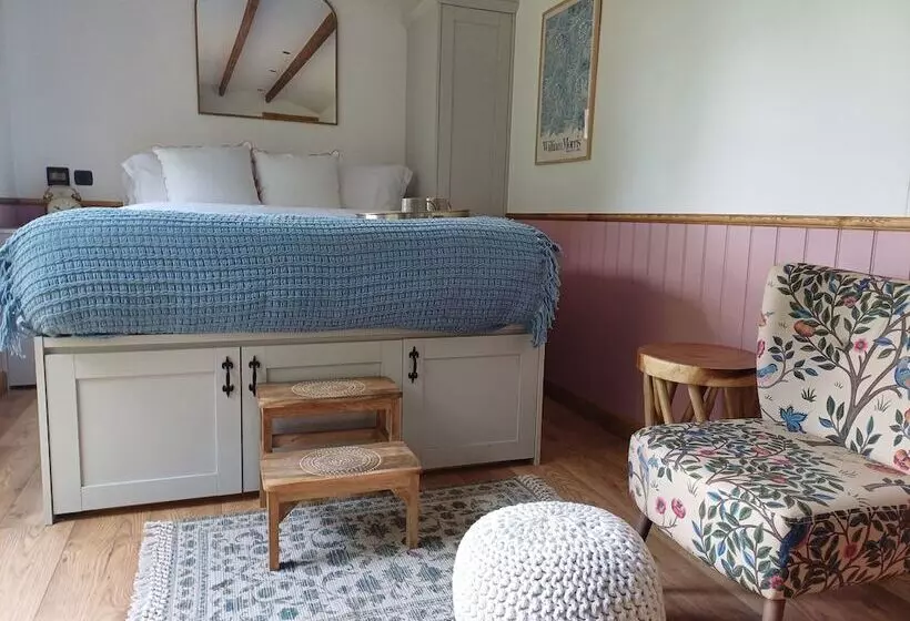 The Heartwood   Luxury Cabin Near York