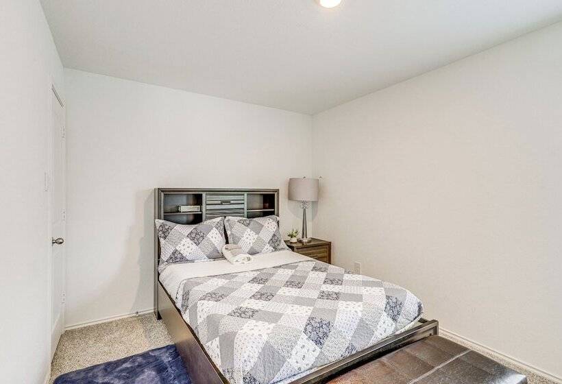 Welcoming Home ~ 16 Mi To Downtown Houston!