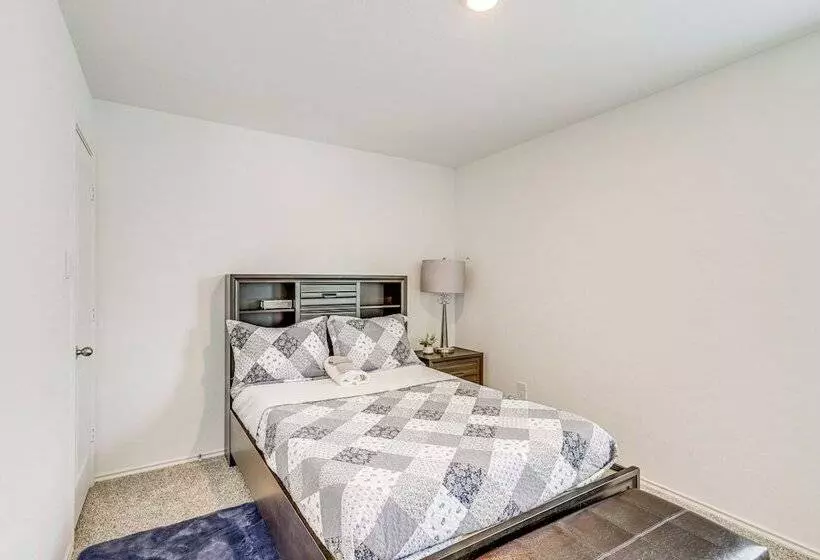 Welcoming Home ~ 16 Mi To Downtown Houston!