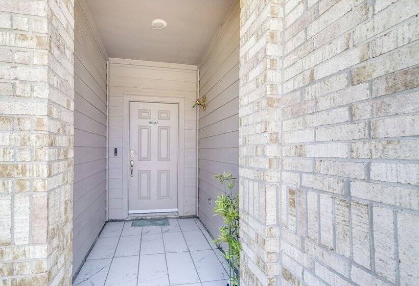 Welcoming Home ~ 16 Mi To Downtown Houston!