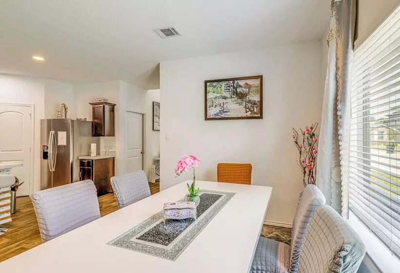 Welcoming Home ~ 16 Mi To Downtown Houston!