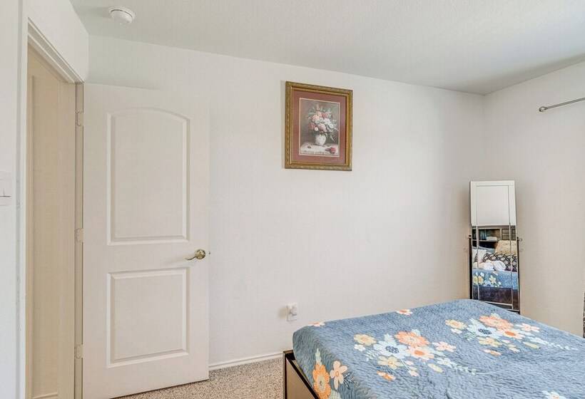 Welcoming Home ~ 16 Mi To Downtown Houston!