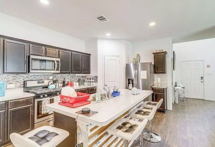 Welcoming Home ~ 16 Mi To Downtown Houston!