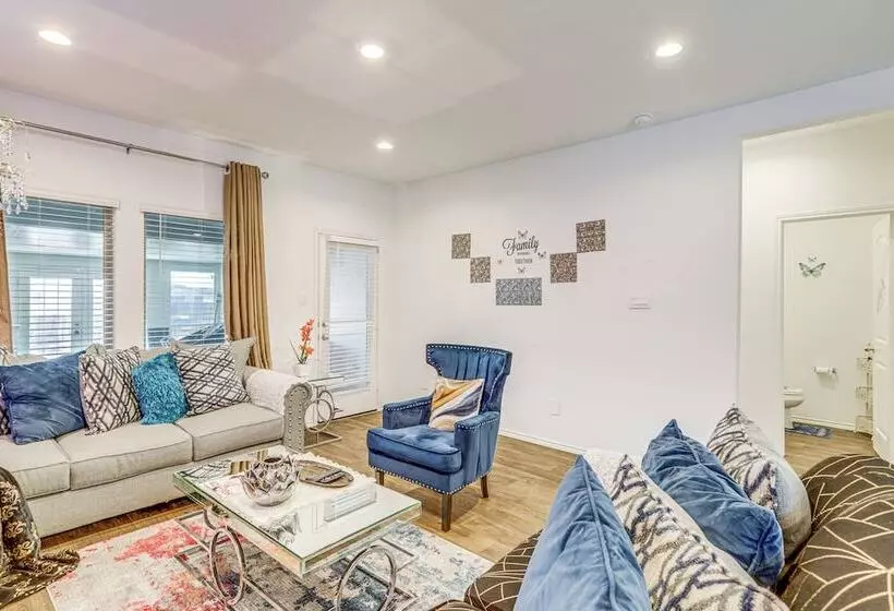 Welcoming Home ~ 16 Mi To Downtown Houston!