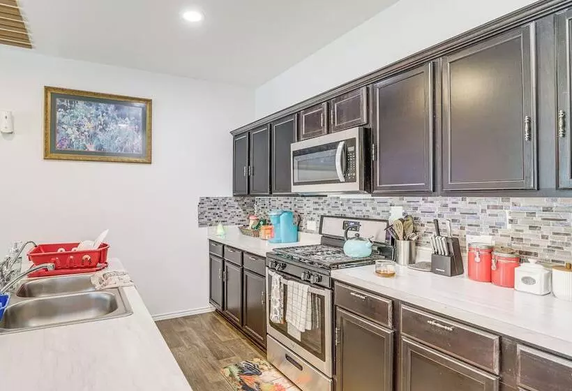 Welcoming Home ~ 16 Mi To Downtown Houston!