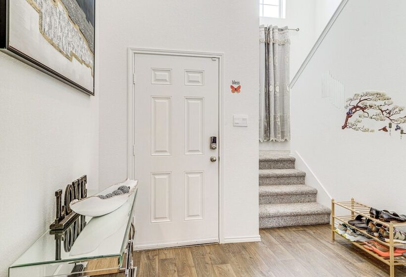 Welcoming Home ~ 16 Mi To Downtown Houston!