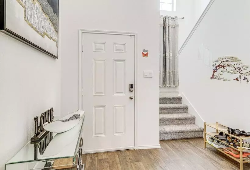 Welcoming Home ~ 16 Mi To Downtown Houston!