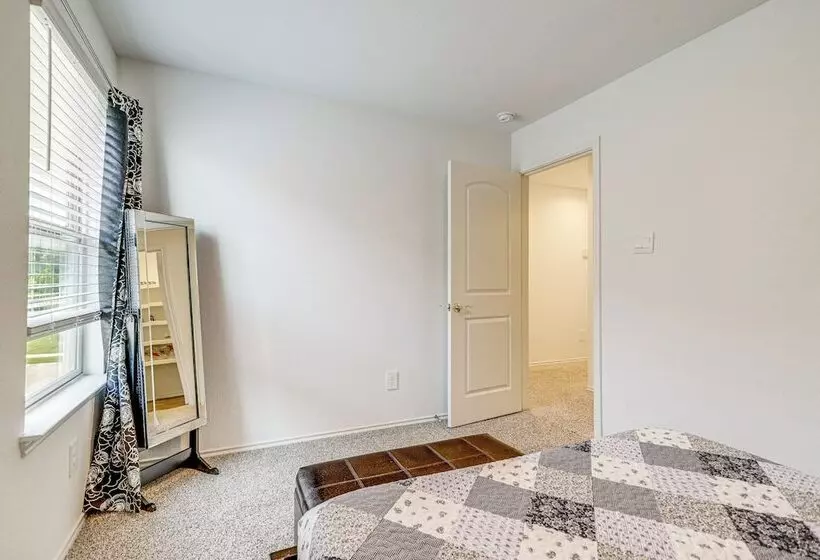 Welcoming Home ~ 16 Mi To Downtown Houston!