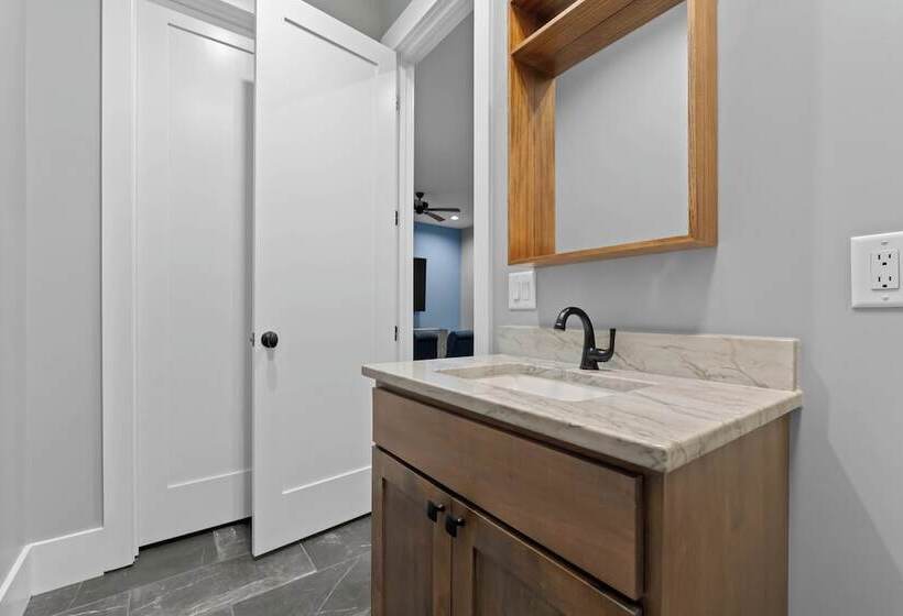 Blue Heron By Avantstay Lakefront, Dock, Pool, Theater Sleeps 22