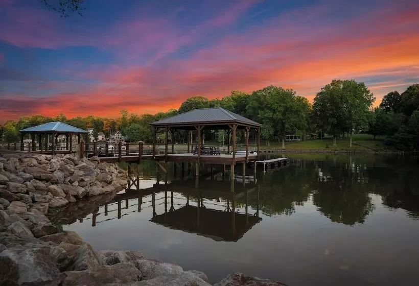 Blue Heron By Avantstay Lakefront, Dock, Pool, Theater Sleeps 22