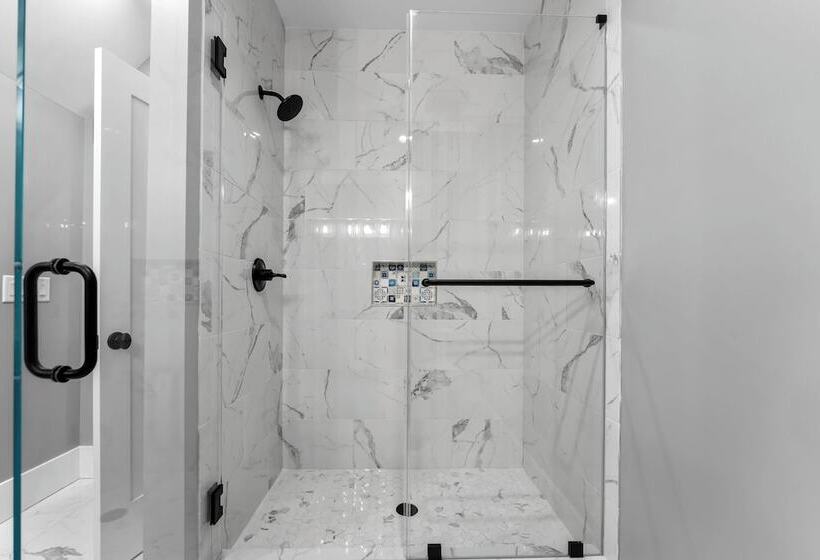 Blue Heron By Avantstay Lakefront, Dock, Pool, Theater Sleeps 22