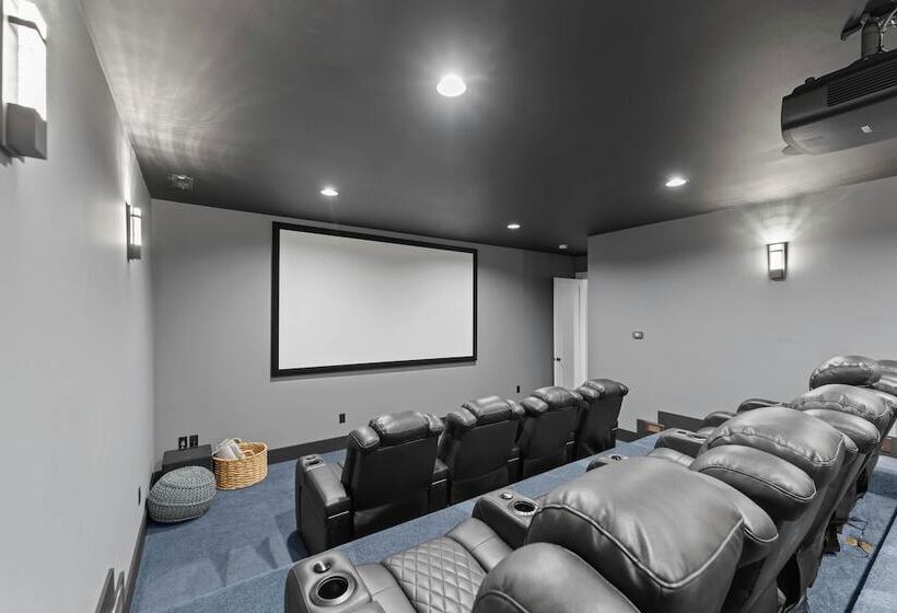 Blue Heron By Avantstay Lakefront, Dock, Pool, Theater Sleeps 22