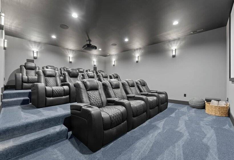 Blue Heron By Avantstay Lakefront, Dock, Pool, Theater Sleeps 22