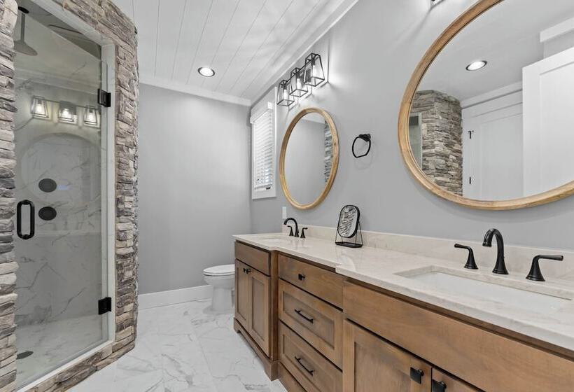 Blue Heron By Avantstay Lakefront, Dock, Pool, Theater Sleeps 22