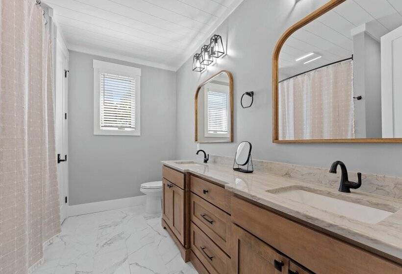 Blue Heron By Avantstay Lakefront, Dock, Pool, Theater Sleeps 22