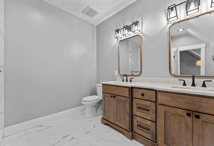 Blue Heron By Avantstay Lakefront, Dock, Pool, Theater Sleeps 22