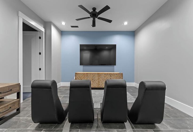 Blue Heron By Avantstay Lakefront, Dock, Pool, Theater Sleeps 22