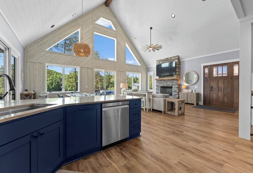 Blue Heron By Avantstay Lakefront, Dock, Pool, Theater Sleeps 22