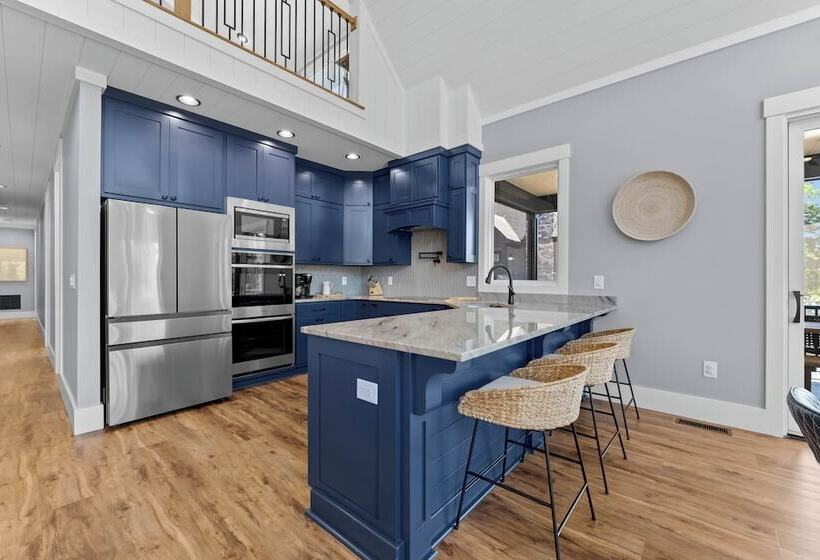 Blue Heron By Avantstay Lakefront, Dock, Pool, Theater Sleeps 22