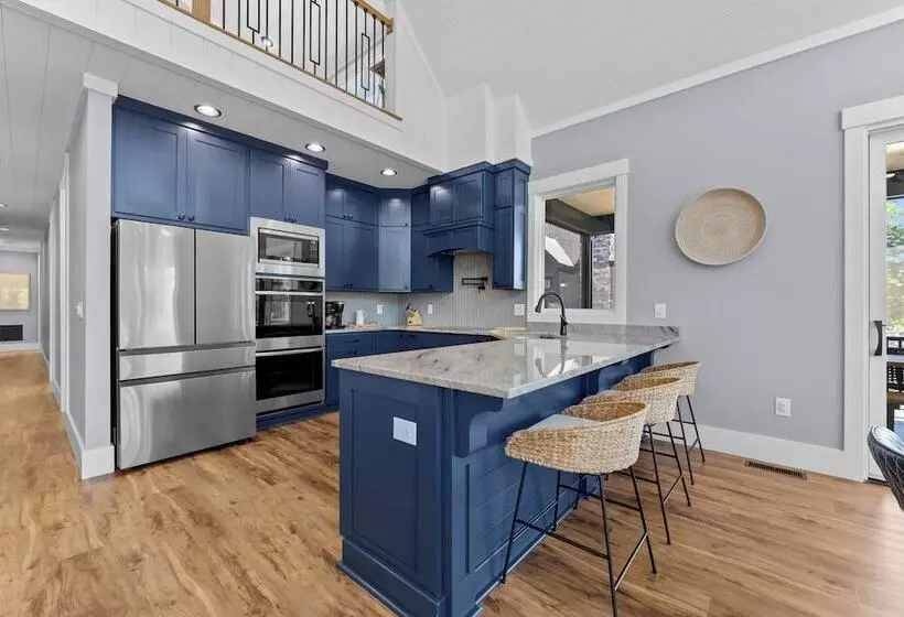 Blue Heron By Avantstay Lakefront, Dock, Pool, Theater Sleeps 22