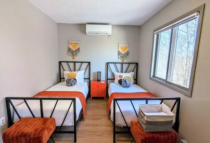 Emerald Bluff By Avantstay Lake Views, Deck, Fire Pit, Game Room