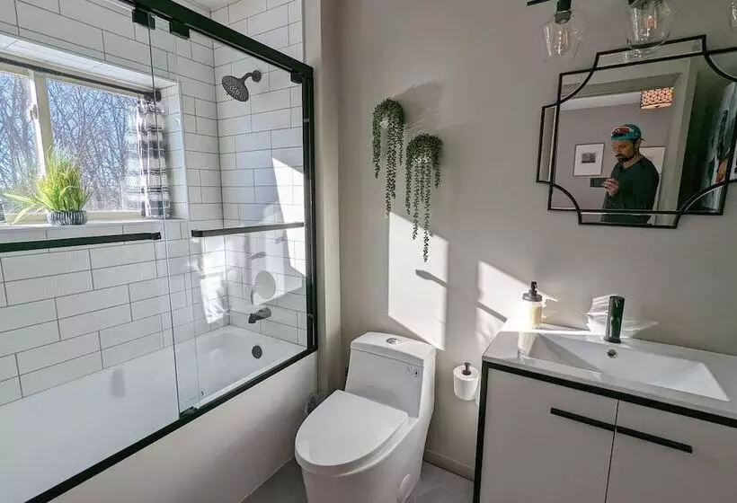 Emerald Bluff By Avantstay Lake Views, Deck, Fire Pit, Game Room