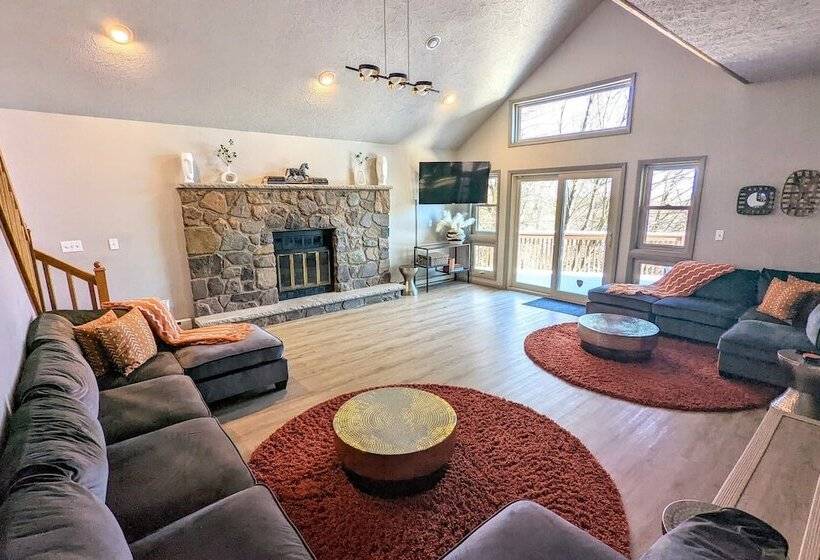 Emerald Bluff By Avantstay Lake Views, Deck, Fire Pit, Game Room