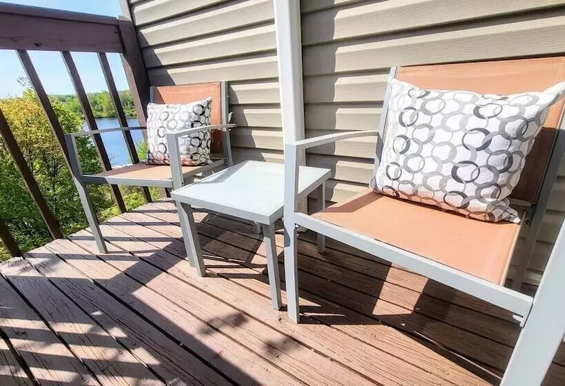 Emerald Bluff By Avantstay Lake Views, Deck, Fire Pit, Game Room