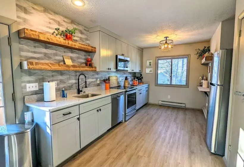 Emerald Bluff By Avantstay Lake Views, Deck, Fire Pit, Game Room