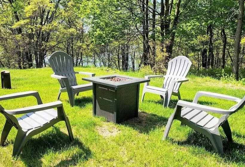 Emerald Bluff By Avantstay Lake Views, Deck, Fire Pit, Game Room