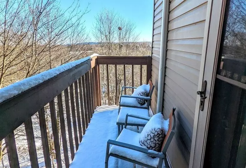 Emerald Bluff By Avantstay Lake Views, Deck, Fire Pit, Game Room