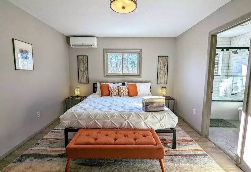 Emerald Bluff By Avantstay Lake Views, Deck, Fire Pit, Game Room