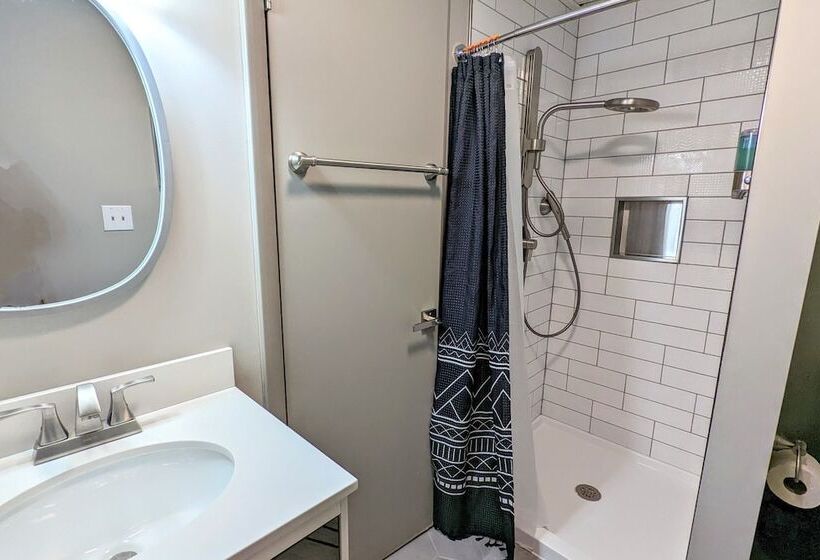 Emerald Bluff By Avantstay Lake Views, Deck, Fire Pit, Game Room