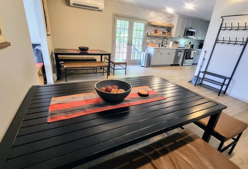 Emerald Bluff By Avantstay Lake Views, Deck, Fire Pit, Game Room