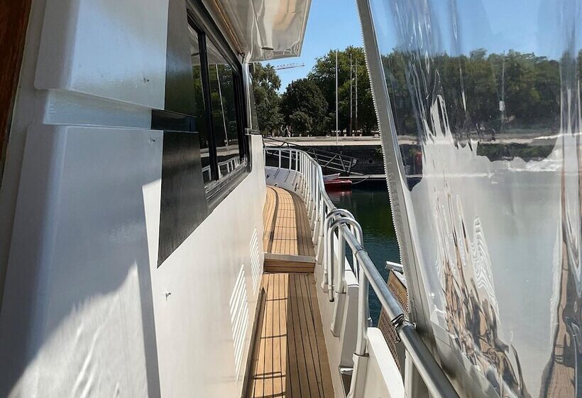 Hotel Attractive Yacht With Roof Terrace