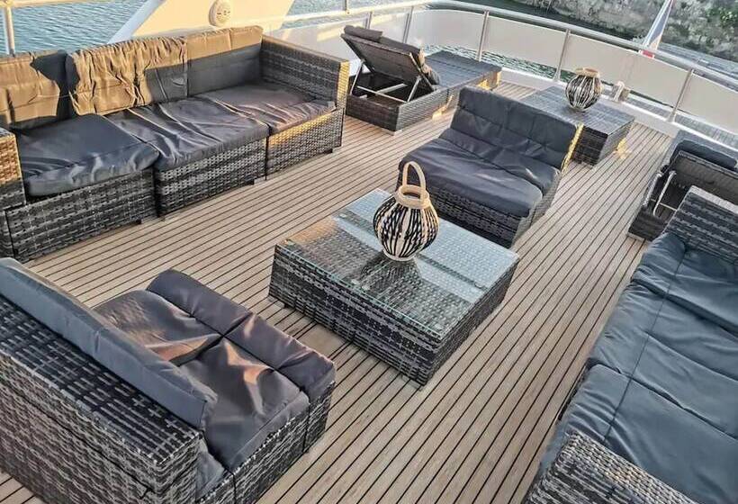 Hotel Attractive Yacht With Roof Terrace