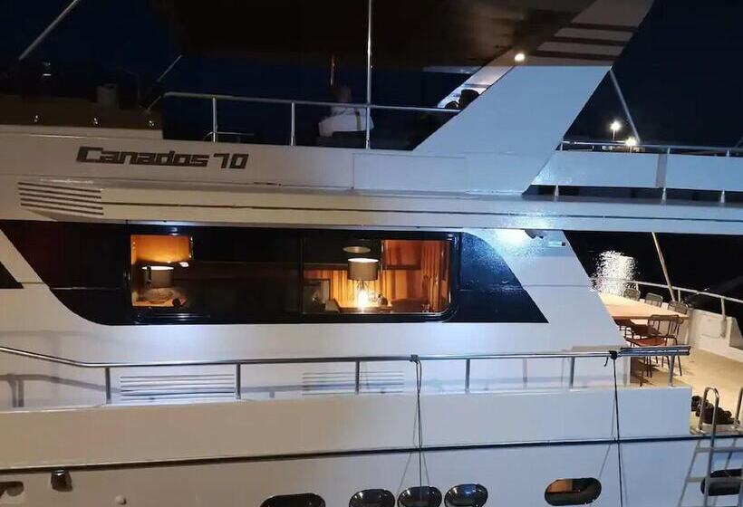 Hotel Attractive Yacht With Roof Terrace