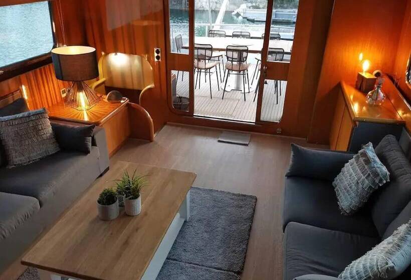 Hotel Attractive Yacht With Roof Terrace