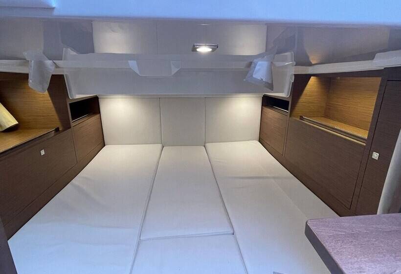 Hotel Attractive Yacht With Roof Terrace