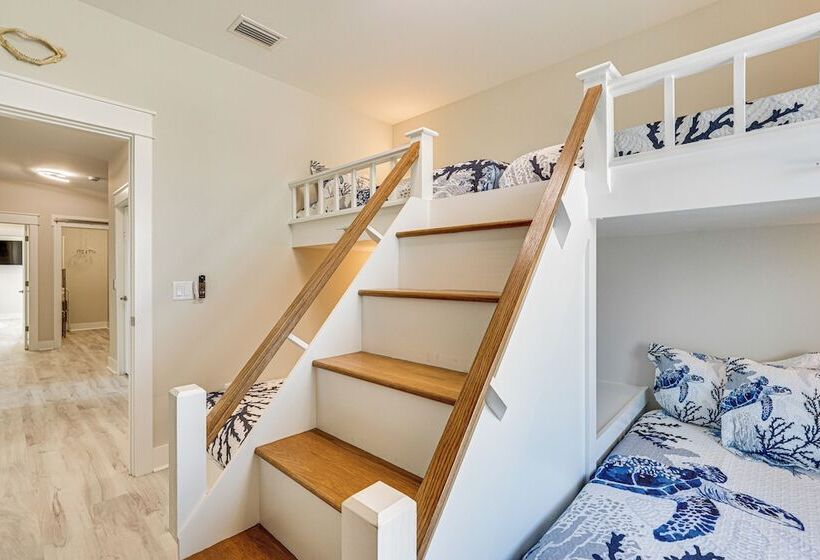 Rooftop Deck & Hot Tub: Mexico Beach Home!