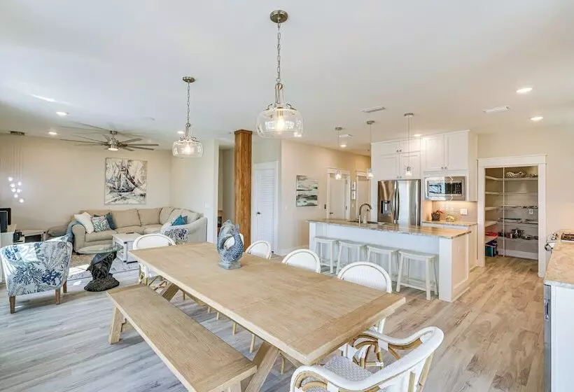 Rooftop Deck & Hot Tub: Mexico Beach Home!