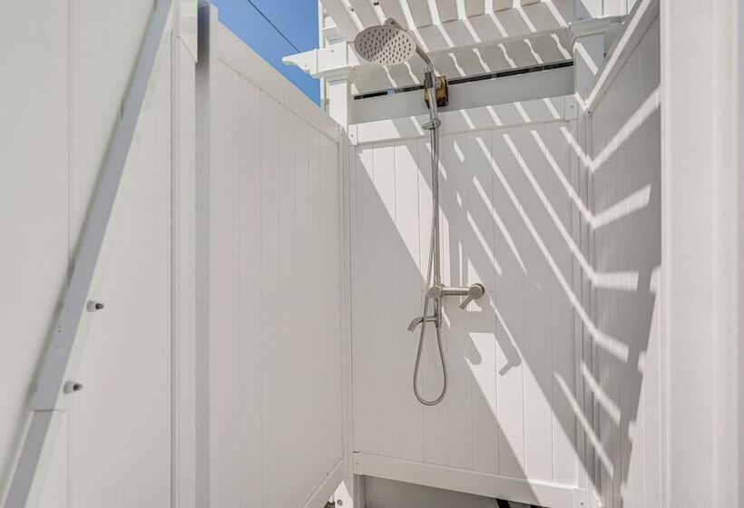 Rooftop Deck & Hot Tub: Mexico Beach Home!