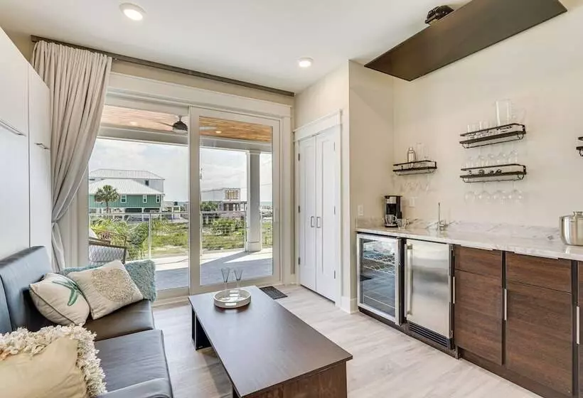 Rooftop Deck & Hot Tub: Mexico Beach Home!