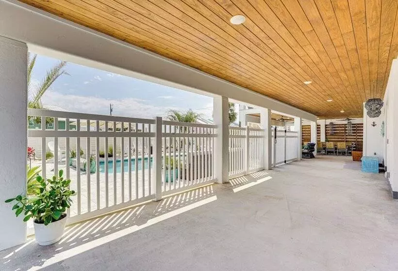Rooftop Deck & Hot Tub: Mexico Beach Home!