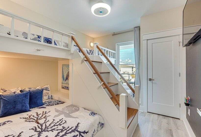 Rooftop Deck & Hot Tub: Mexico Beach Home!