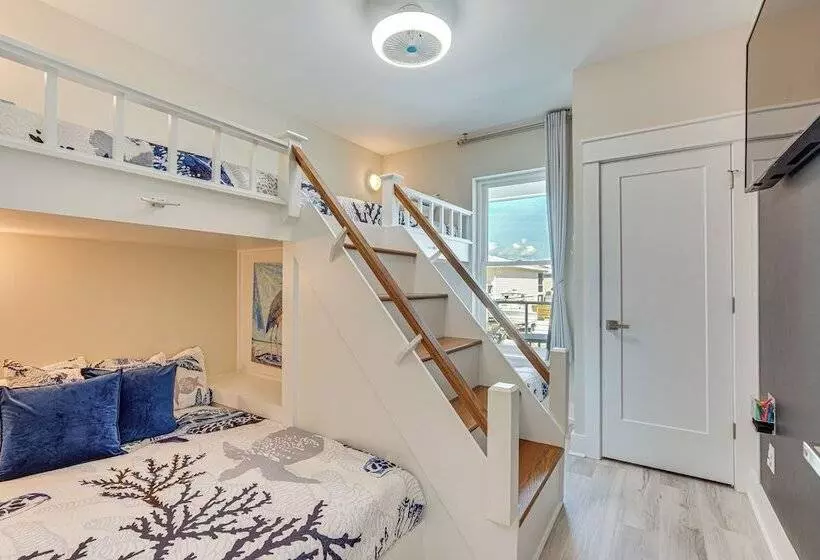 Rooftop Deck & Hot Tub: Mexico Beach Home!