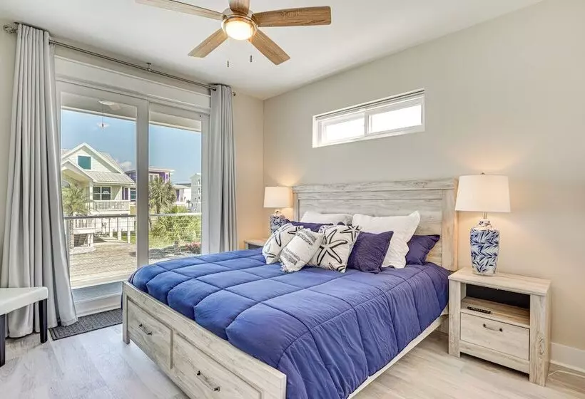 Rooftop Deck & Hot Tub: Mexico Beach Home!