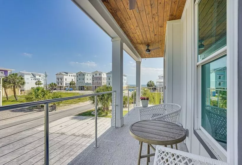 Rooftop Deck & Hot Tub: Mexico Beach Home!