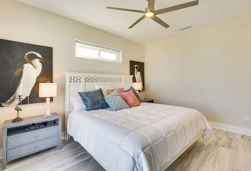 Rooftop Deck & Hot Tub: Mexico Beach Home!